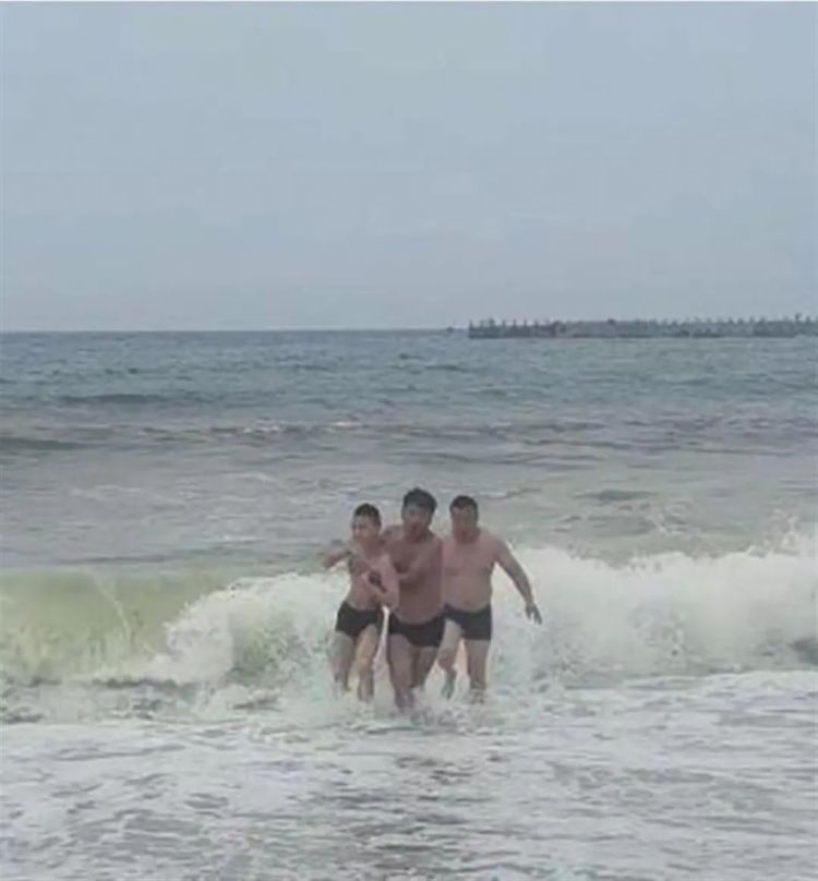 大连海滩救人大哥急寻被救者出证明 网友:全网为你证明! 大连海滩救人大哥急寻被救者出证明 网友:全网为你证明!