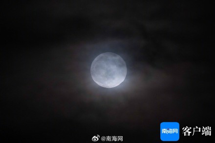 蓝色超级月亮现身琼岛上空