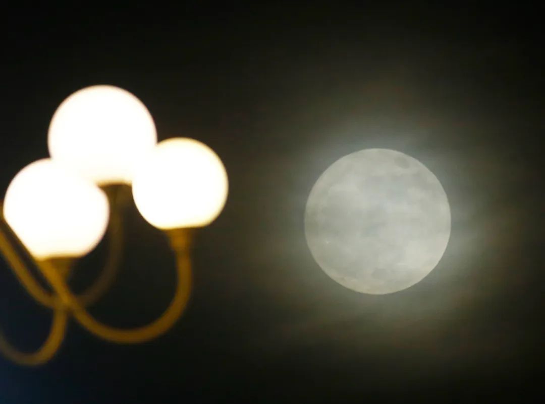 昨晚没看到“超级月亮”?这里有!来看美图 昨晚没看到“超级月亮”?这里有!来看美图