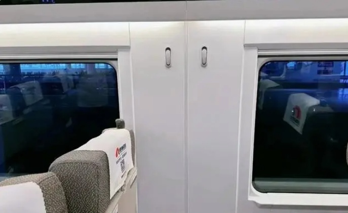 高铁惊魂！女子遭超大行李箱砸头，官方通报