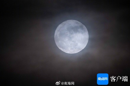 蓝色超级月亮现身琼岛上空