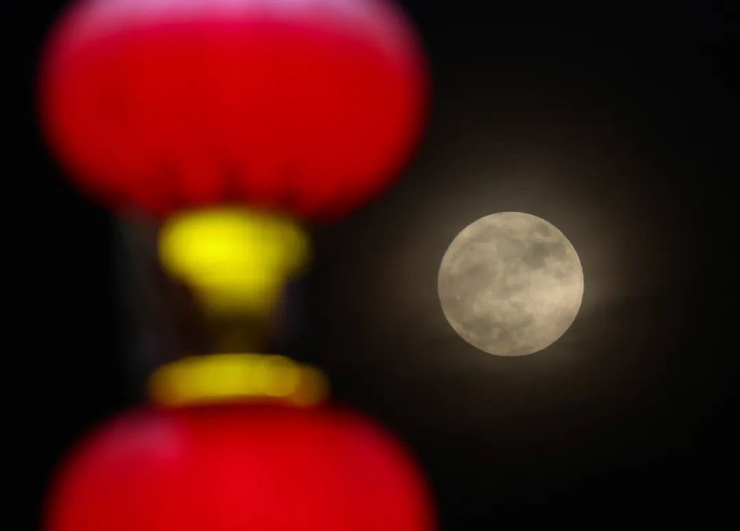 昨晚没看到“超级月亮”?这里有!来看美图 昨晚没看到“超级月亮”?这里有!来看美图