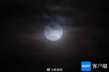 蓝色超级月亮现身琼岛上空