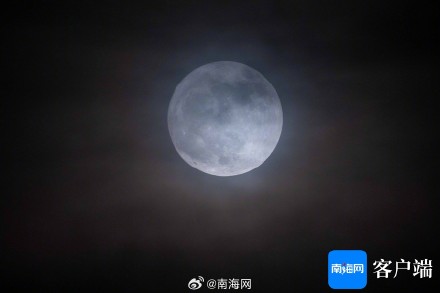 蓝色超级月亮现身琼岛上空
