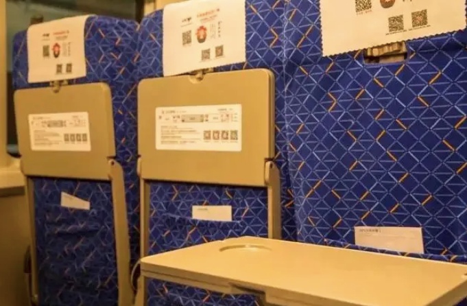 高铁惊魂！女子遭超大行李箱砸头，官方通报