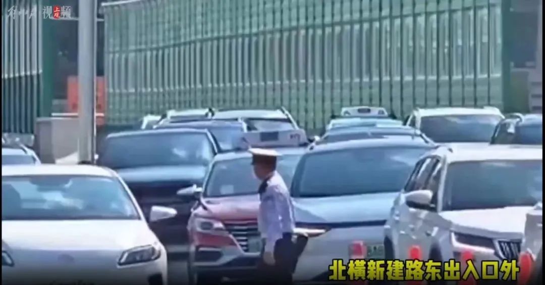 200米路花了15分钟！上海这条大动脉竟堵成“猪肝紫”？热心市民提建议→