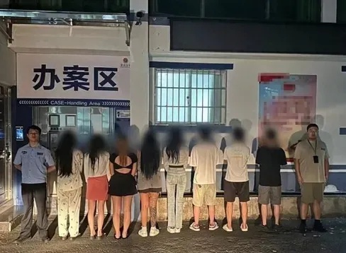私人影院吸引顾客到店嫖娼，8名男女当场被抓