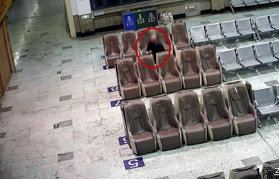 女子在候车室按摩椅上睡着,醒来发现手机丢了!民警顺着监控抓到嫌犯 女子在候车室按摩椅上睡着,醒来发现手机丢了!民警顺着监控抓到嫌犯