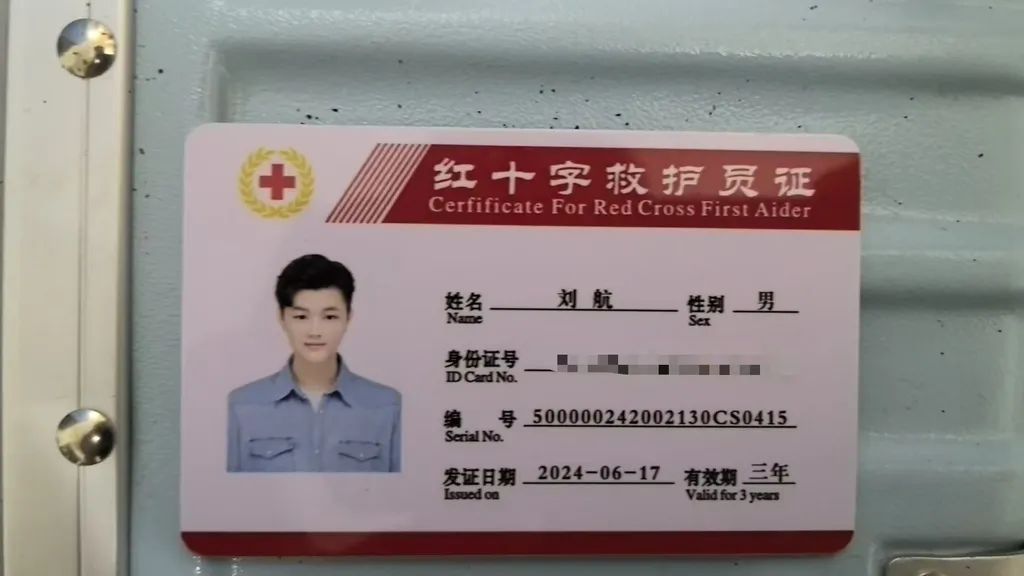 高铁上幼童抽搐晕倒 重庆一大学生“持证”救援！