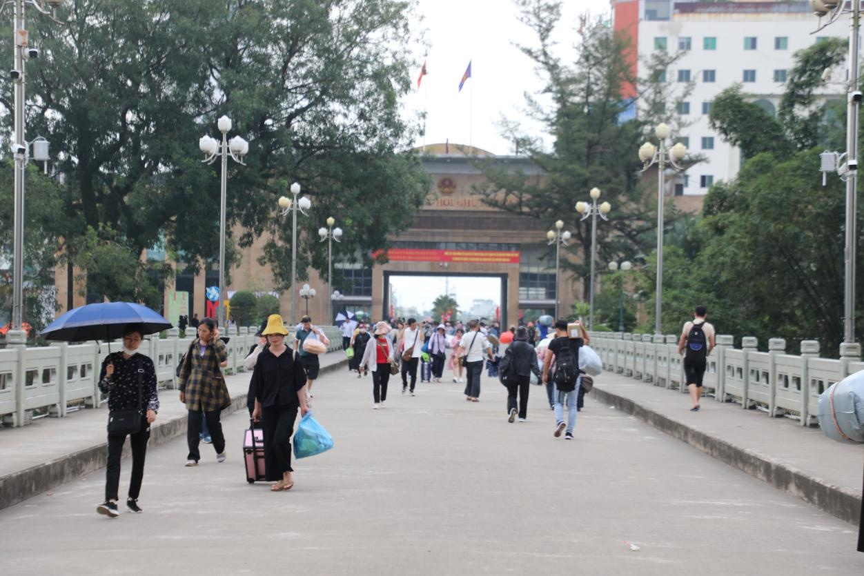 东兴口岸出入境旅客突破500万人次 东兴口岸出入境旅客突破500万人次