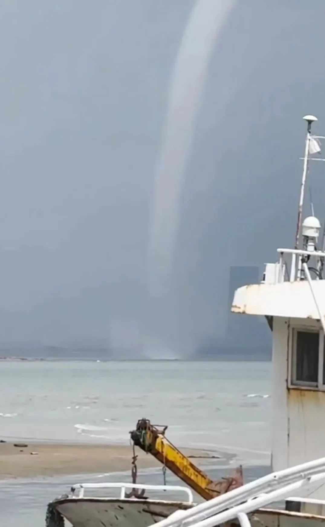 震撼！青岛海面出现罕见一幕，“龙王来进货了”？现场画面→