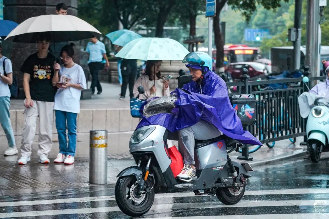 广州多区暴雨预警升级，最新“剧透”：明起开启“高温+雷雨”模式
