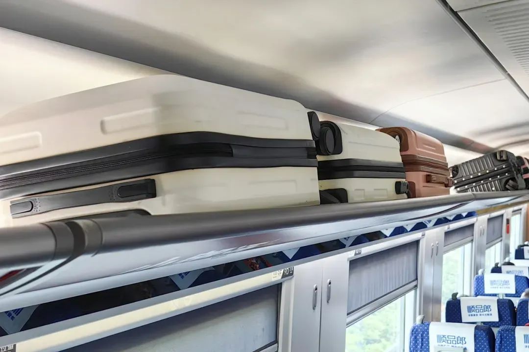 女子乘高铁被行李箱砸头崩溃大哭!官方通报 女子乘高铁被行李箱砸头崩溃大哭!官方通报