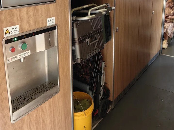 行李箱滑落砸中头部，女子崩溃大哭！上铁南京客运段发布情况说明