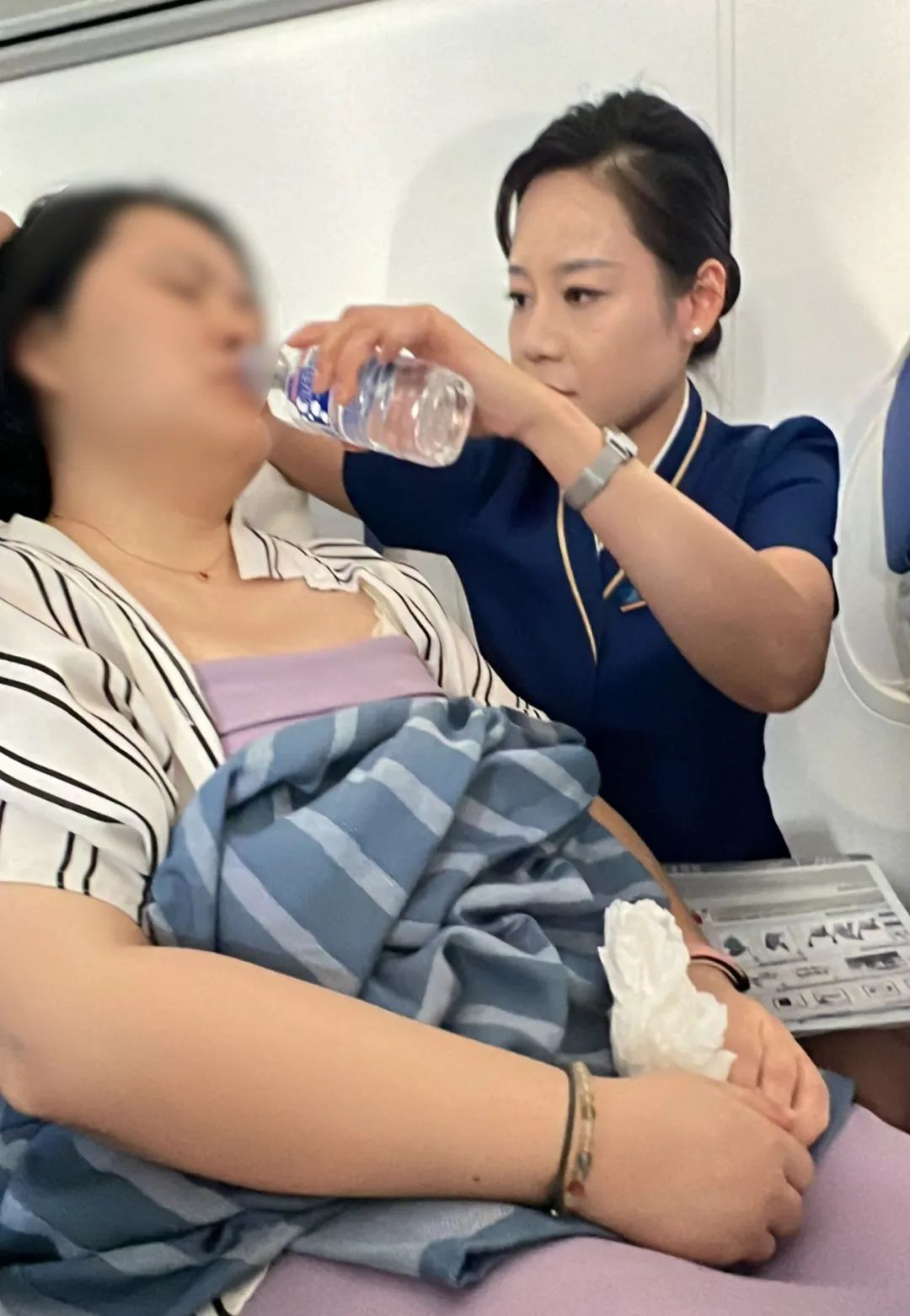 万米高空突发！飞机加大油门，提前降落