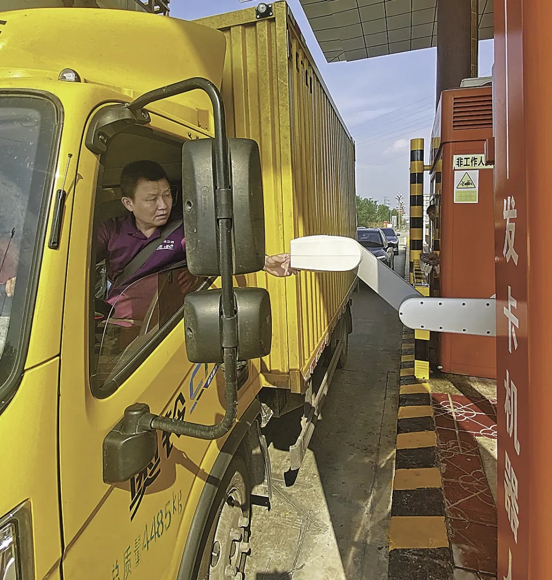 “发卡机器人”上岗,高速收费站“速通” “发卡机器人”上岗,高速收费站“速通”