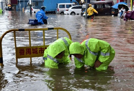广州番禺出动约569名抢险人员防御暴雨 广州番禺出动约569名抢险人员防御暴雨