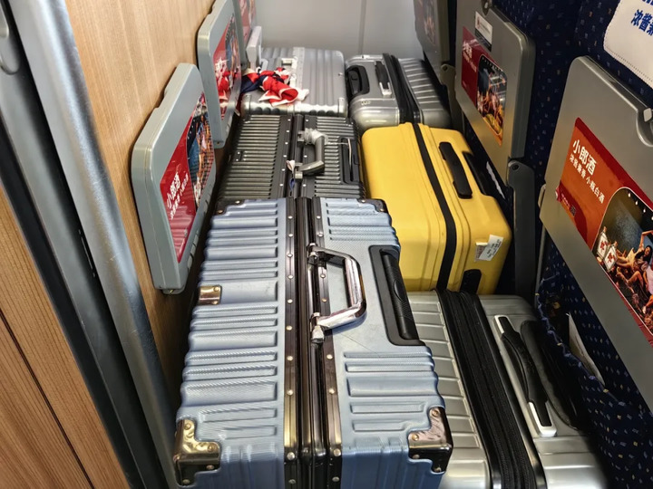 行李箱滑落砸中头部，女子崩溃大哭！上铁南京客运段发布情况说明