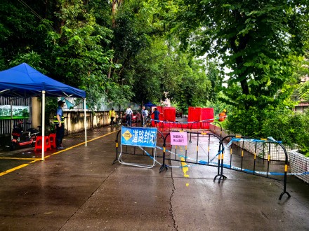 广州番禺洛浦上漖一河堤出现小面积坍塌,街道:已安排治安员24小时现场值守 广州番禺洛浦上漖一河堤出现小面积坍塌,街道:已安排治安员24小时现场值守