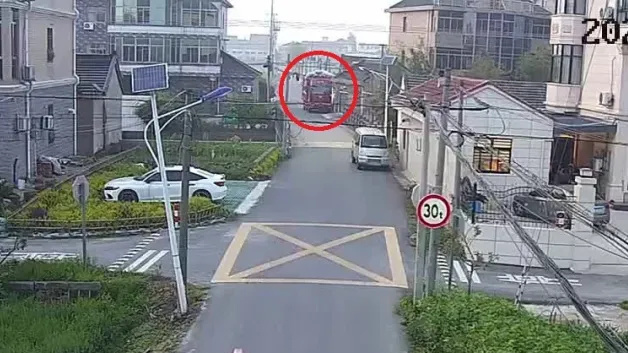 男子卖8吨旧衣物给同行，一觉醒来人和货物不知去向！警方找到时同行正在骗下一人