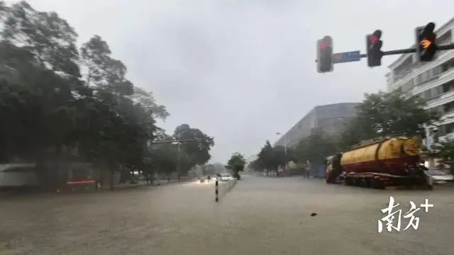 广东多地水浸,已启动90个暴雨预警!为何雨下这么大? 广东多地水浸,已启动90个暴雨预警!为何雨下这么大?