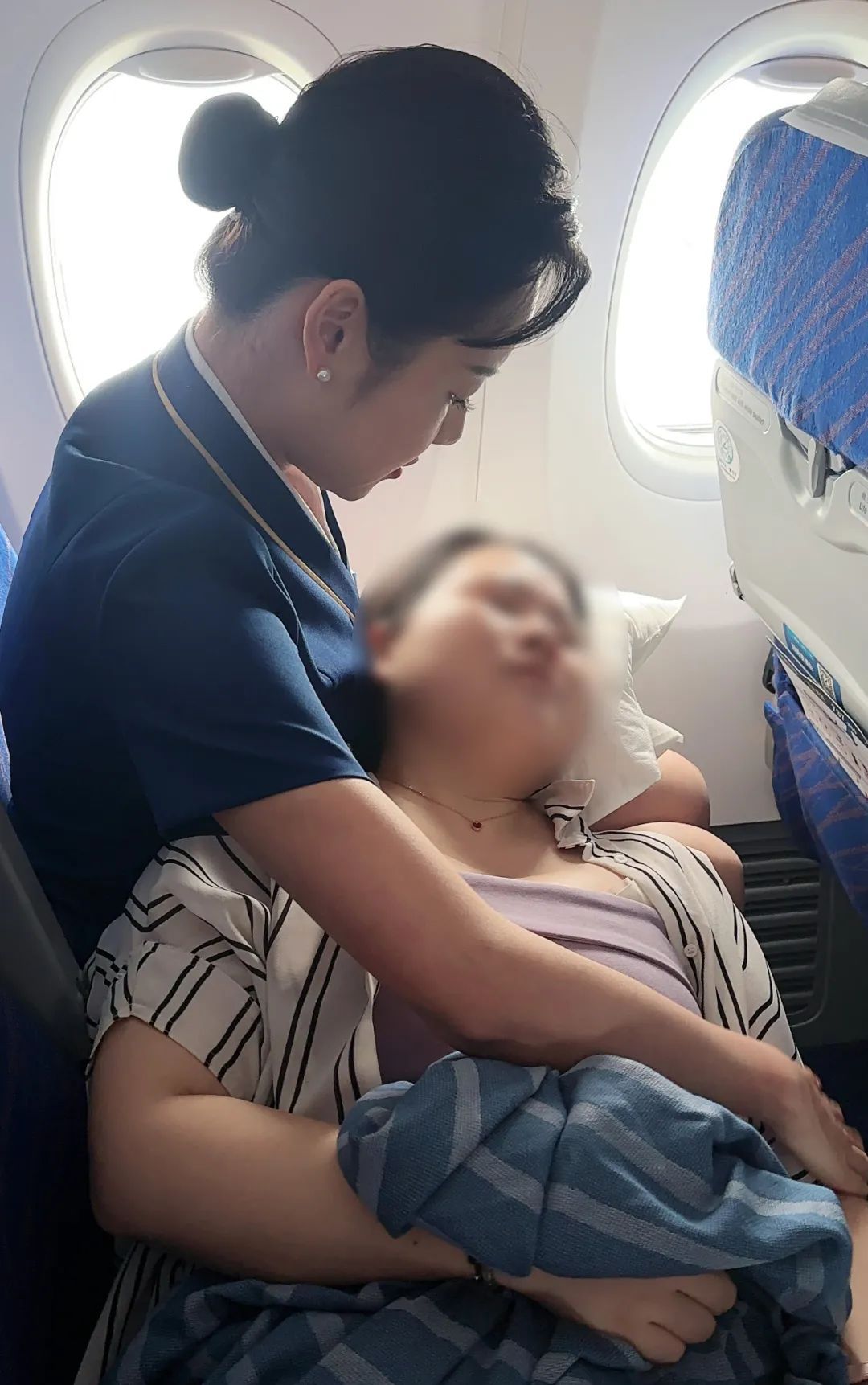 万米高空突发！飞机加大油门，提前降落