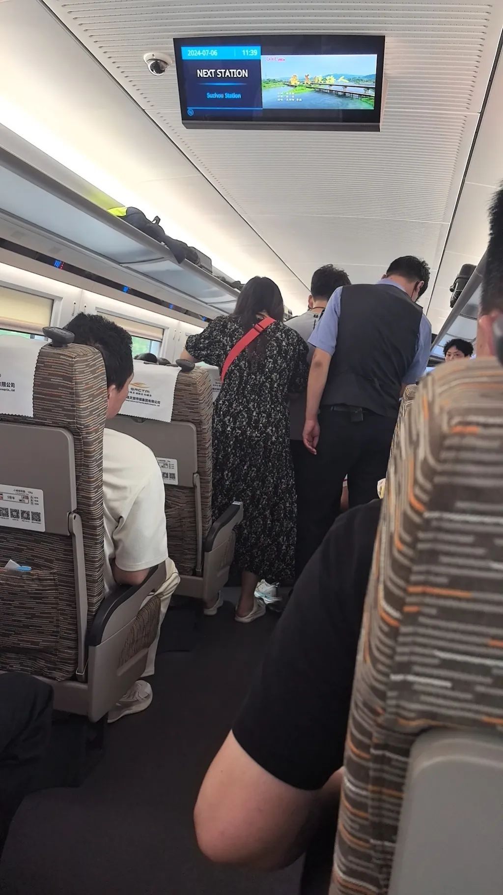 高铁上幼童抽搐晕倒 重庆一大学生“持证”救援！