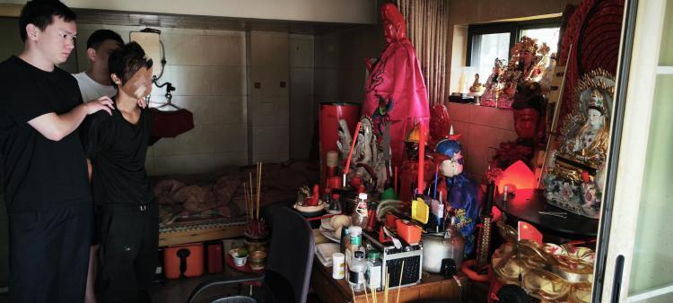 男子偷走寺庙二十余尊佛像带回家供奉,因涉嫌盗窃罪被刑拘 男子偷走寺庙二十余尊佛像带回家供奉,因涉嫌盗窃罪被刑拘