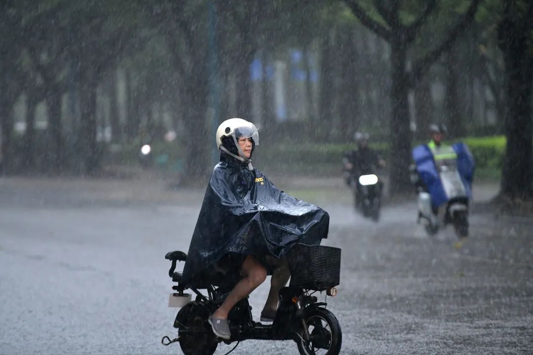 广州多区暴雨预警升级，最新“剧透”：明起开启“高温+雷雨”模式