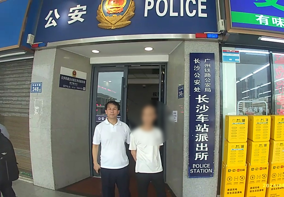 女子在候车室按摩椅上睡着,醒来发现手机丢了!民警顺着监控抓到嫌犯 女子在候车室按摩椅上睡着,醒来发现手机丢了!民警顺着监控抓到嫌犯