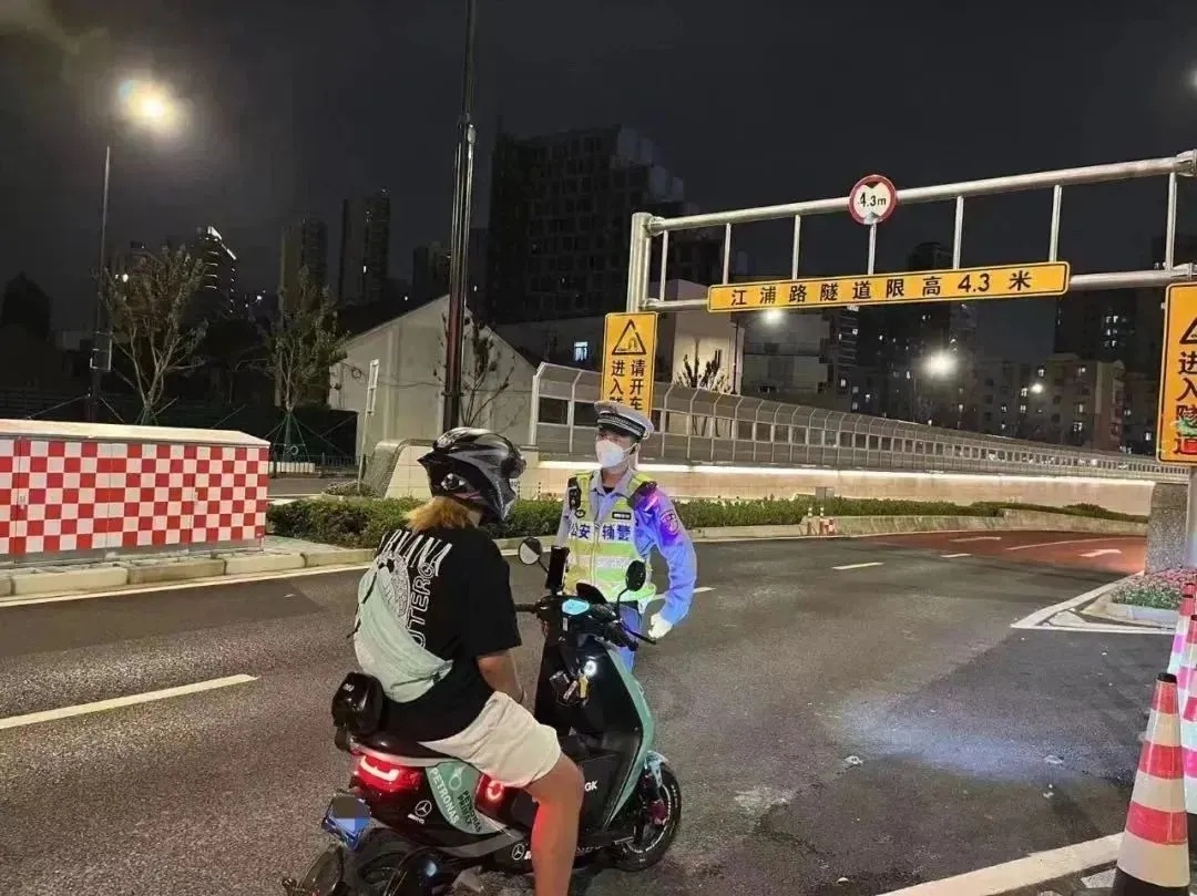 上海明确禁止，不少人却铤而走险！深夜隧道里龟速行驶，“我们也很无奈…”