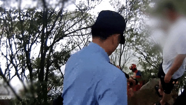 “一回头，路已经消失不见”！上海5名游客不顾劝阻下岸拍照，遇涨潮被困滩涂