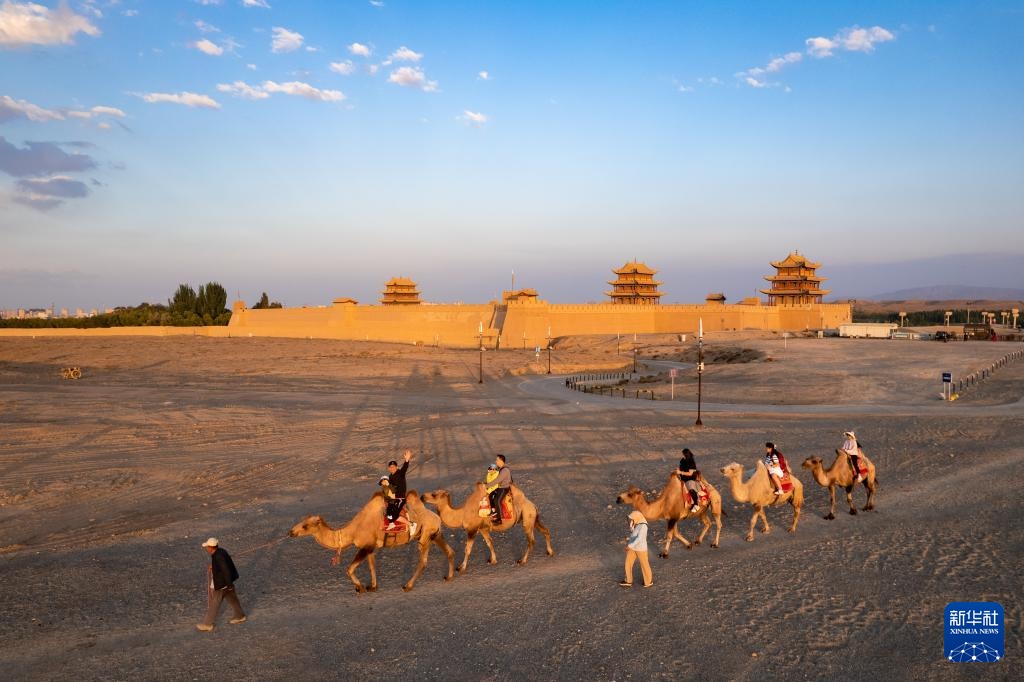 长城高与白云齐,一蹑危楼万堞低 长城高与白云齐,一蹑危楼万堞低