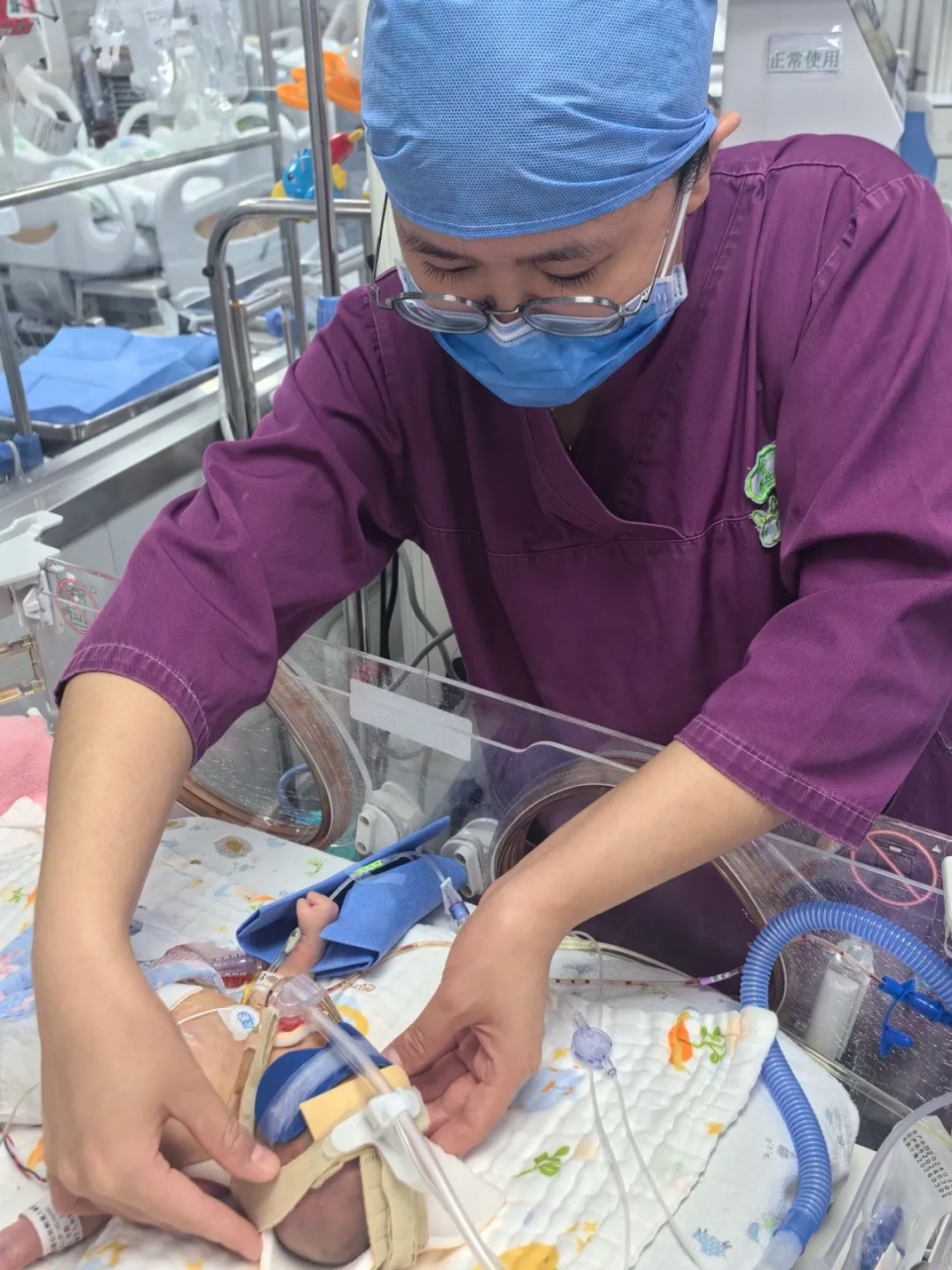 “快帮忙救救我的孩子！”一孕妇在机舱卫生间里分娩，太惊险