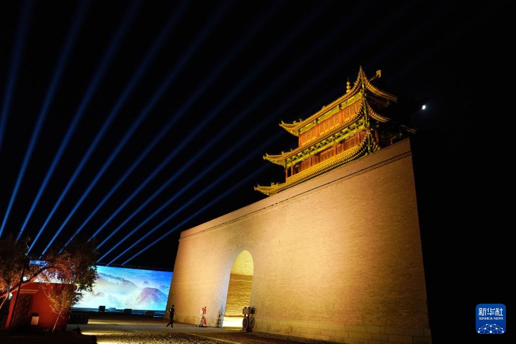 长城高与白云齐,一蹑危楼万堞低 长城高与白云齐,一蹑危楼万堞低