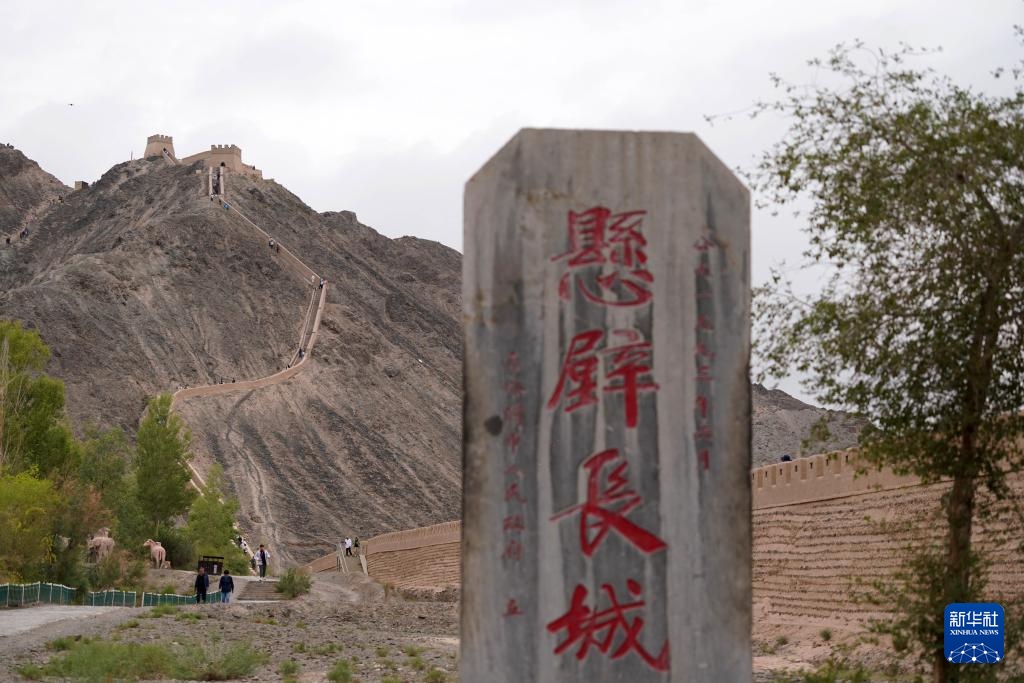 长城高与白云齐,一蹑危楼万堞低 长城高与白云齐,一蹑危楼万堞低