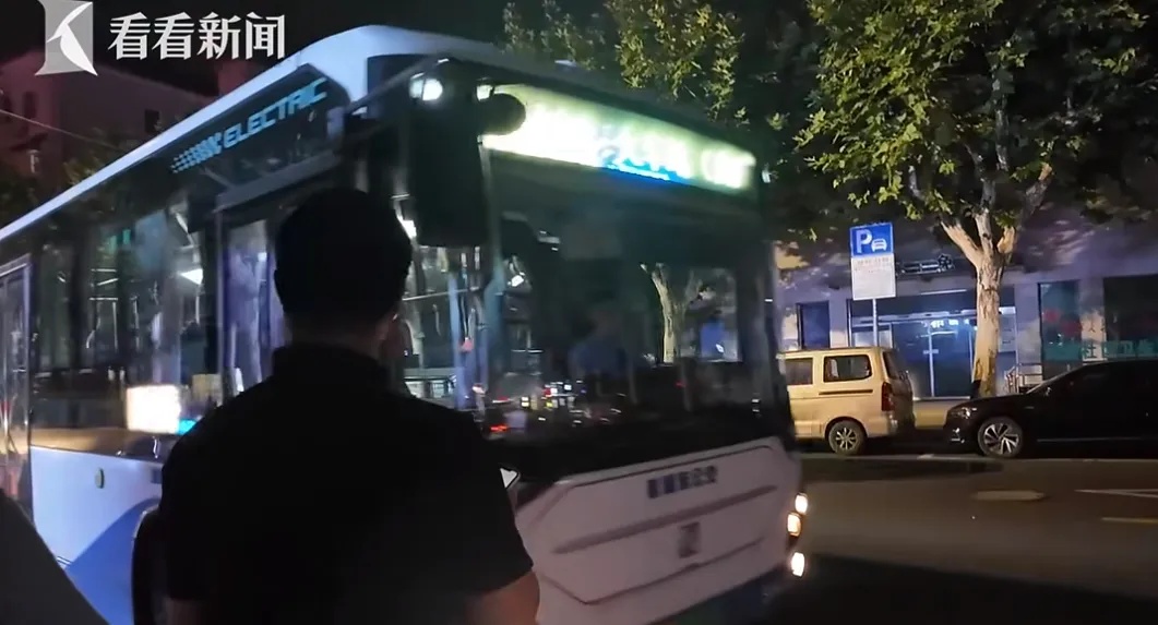 上海明确禁止，不少人却铤而走险！深夜隧道里龟速行驶，“我们也很无奈…”
