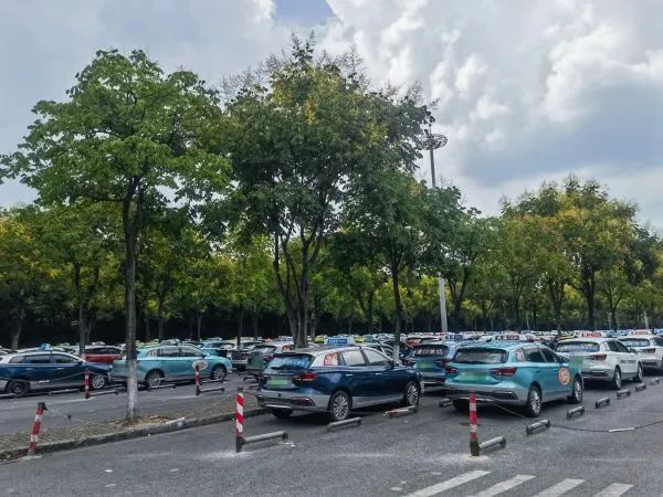 上海虹桥站，这事体验太差！双方都怨声载道，矛盾不断，更是催生了……