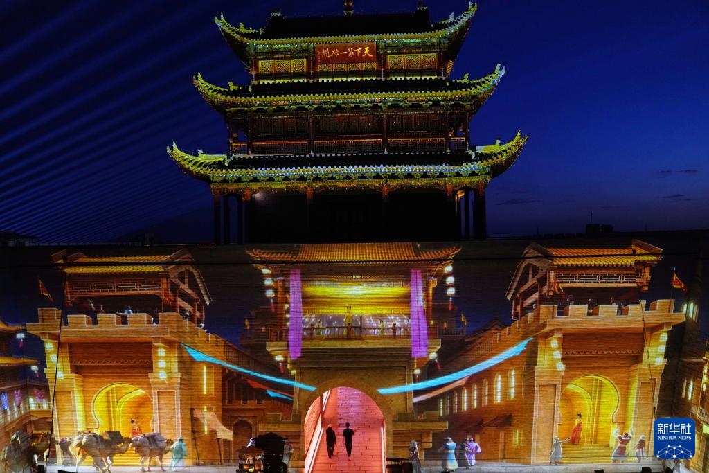 长城高与白云齐,一蹑危楼万堞低 长城高与白云齐,一蹑危楼万堞低