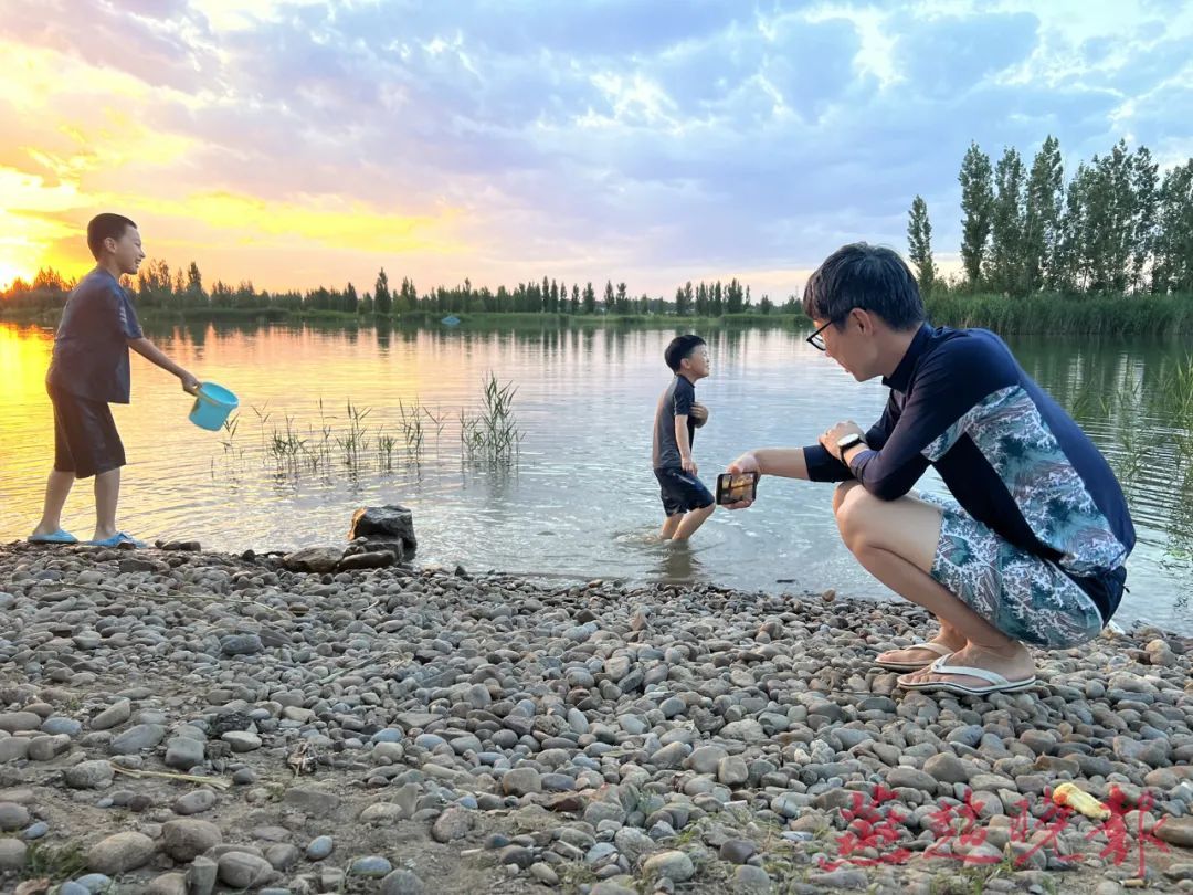 开学在即 你家孩子能放得下手机吗