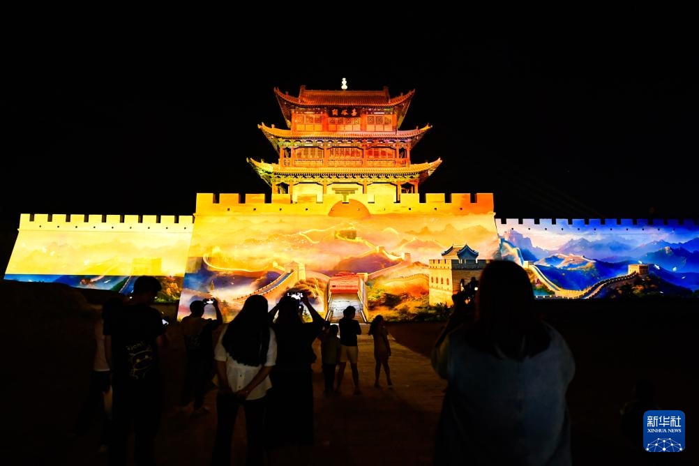 长城高与白云齐,一蹑危楼万堞低 长城高与白云齐,一蹑危楼万堞低