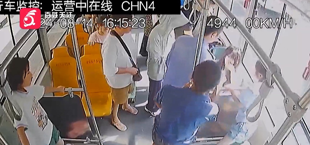 贵阳一18岁女孩公交车上晕倒，关键时候，一双双手伸了出来