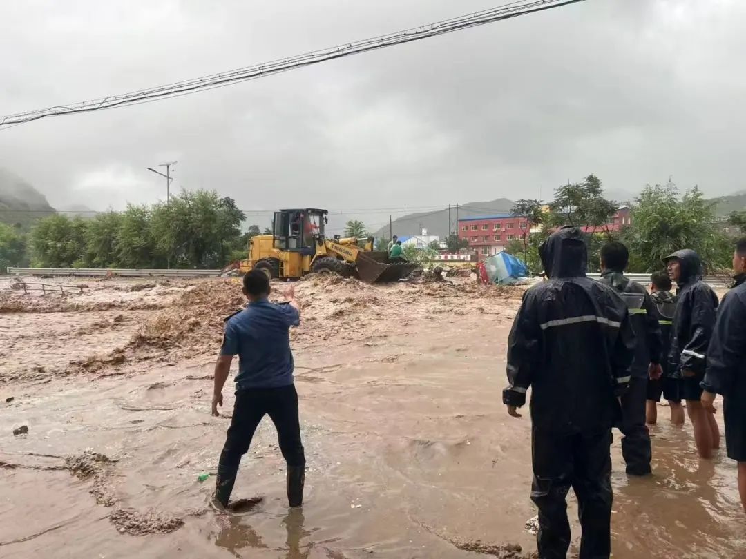 洪水中，他们一次次逆行，只为……