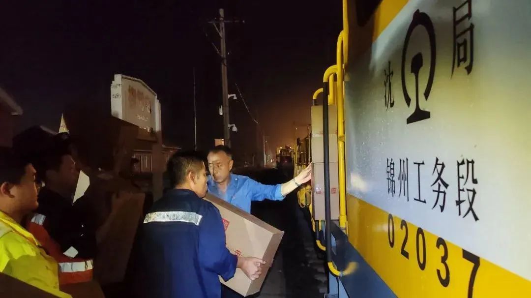 15小时!救援物资送达这个车站! 15小时!救援物资送达这个车站!