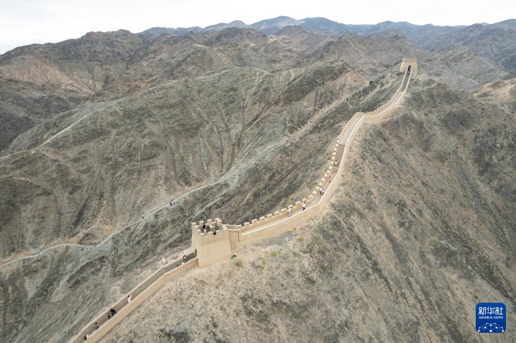 长城高与白云齐,一蹑危楼万堞低 长城高与白云齐,一蹑危楼万堞低