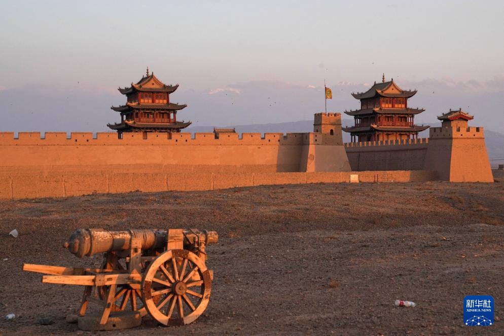 长城高与白云齐,一蹑危楼万堞低 长城高与白云齐,一蹑危楼万堞低