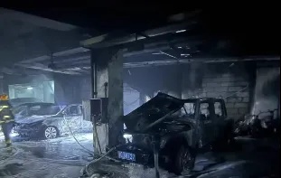 多车被烧毁！广东一小区地下停车场起火！原因查明：事关电池