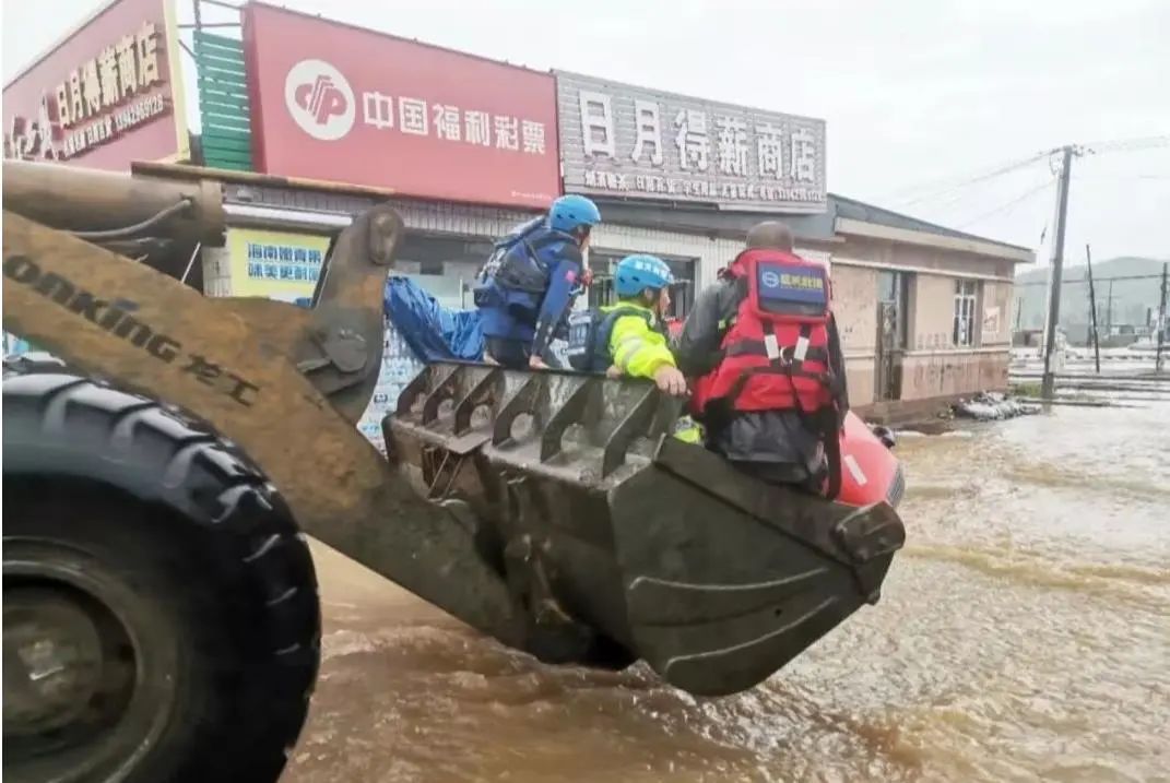 洪水中，他们一次次逆行，只为……