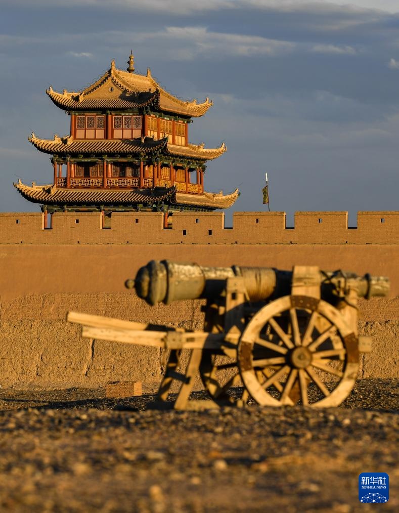 长城高与白云齐,一蹑危楼万堞低 长城高与白云齐,一蹑危楼万堞低