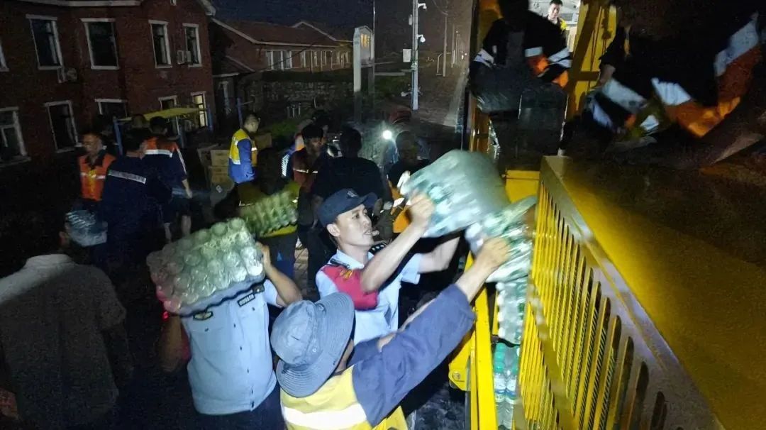 15小时!救援物资送达这个车站! 15小时!救援物资送达这个车站!